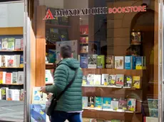 Le scritte che campeggiano in vetrina nel nuovo Mondadori Bookstore (Foto Silvano)