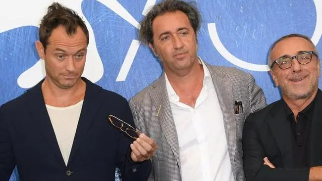 03/09/2016 Venezia, 73 Mostra Internazionale d' Arte Cinematografica. Photocall del film The young Pope ( episodi I e II ). Nella foto il regista Paolo Sorrentino ed il cast con Jude Law, Silvio Orlando