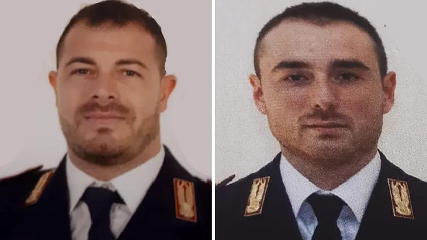 Una combo di due foto, rese disponibili dalla Polizia di Stato, di Pierluigi Rotta (S) e Matteo De Menego, i due poliziotti uccisi a Trieste, 04 ottobre 2019. ANSA / us Polizia di Stato +++ ANSA PROVIDES ACCESS TO THIS HANDOUT PHOTO TO BE USED SOLELY TO ILLUSTRATE NEWS REPORTING OR COMMENTARY ON THE FACTS OR EVENTS DEPICTED IN THIS IMAGE; NO ARCHIVING; NO LICENSING +++