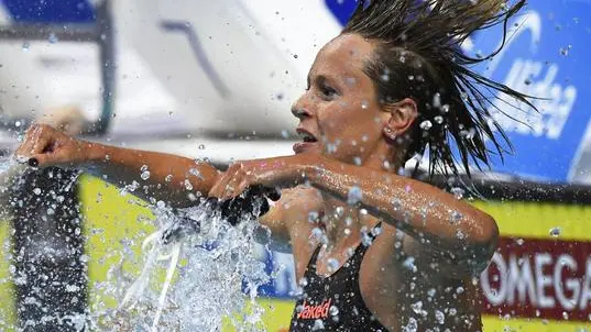 epa06110786 Federica Pellegrini of Italy celebrates after winning the women's 200m freestyle final during the 17th FINA Swimming World Championships in the Duna Arena in Budapest, Hungary, 26 July 2017. EPA/TIBOR ILLYES HUNGARY OUT