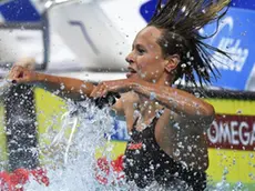 epa06110786 Federica Pellegrini of Italy celebrates after winning the women's 200m freestyle final during the 17th FINA Swimming World Championships in the Duna Arena in Budapest, Hungary, 26 July 2017. EPA/TIBOR ILLYES HUNGARY OUT