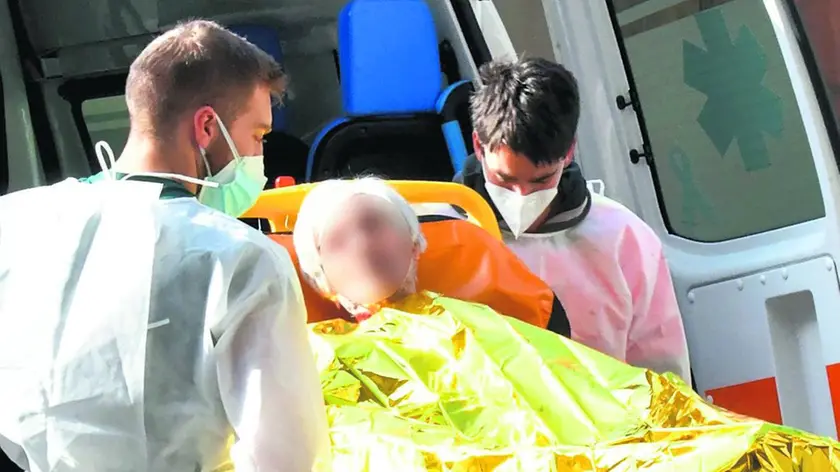 11/11/2020 Firenze, emergenza Coronavirus, pazienti arrivano in ambulanza all'ospedale Santa Maria Nuova