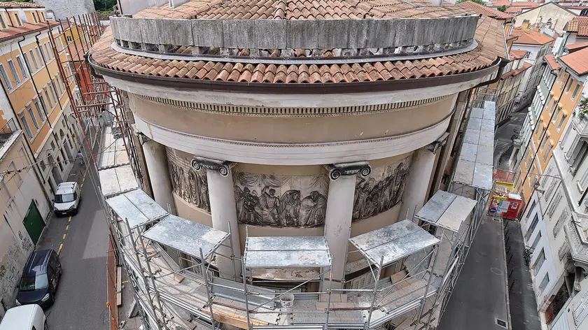 Le impalcature sul palazzo di rotonda Pancera e la viabilità complicata per i cantieri in via Venezian Foto Silvano