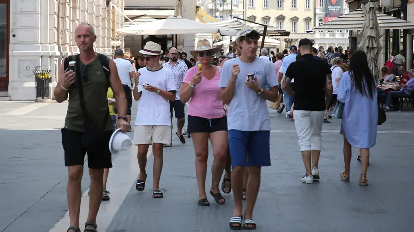 Turisti a Trieste in una foto di repertorio