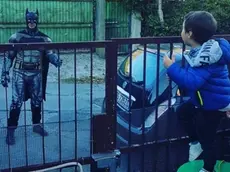 Un bimbo incredulo davanti a Ernesto Feletti in versione Batman