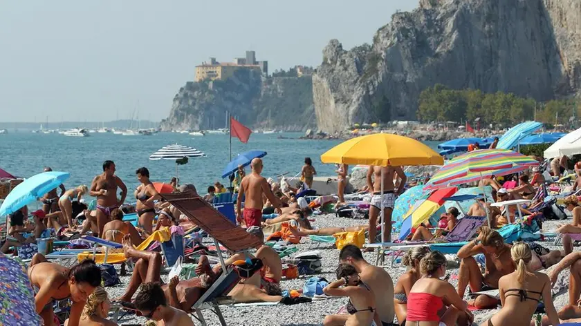 La spiaggia di Castelreggio in una foto di qualche estate fa