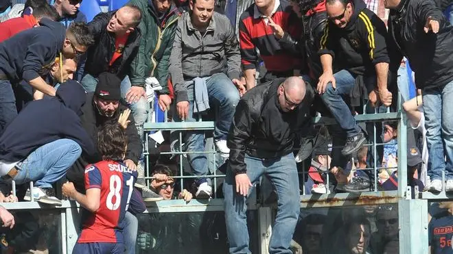 Giuseppe Sculli (n.81) parla con i tifosi del Genoa che stanno protestando, in una immagine del 22 aprile 2012, allo stadio Luigi Ferraris di Genova durante Genoa-Siena..ANSA/LUCA ZENNARO