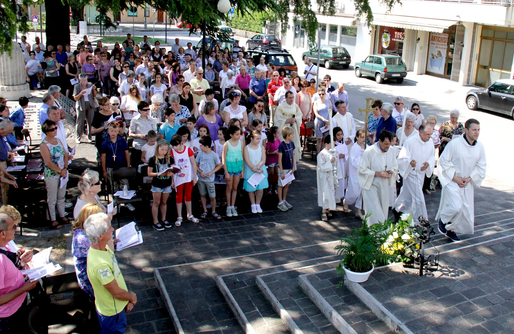 Un'altra immagine della messa all'aperto celebrata a Staranzano (Bonaventura)