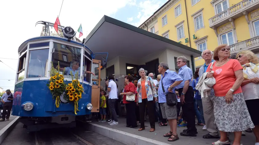 Il tram in partenza da piazza Oberdan nella corsa inaugurale dell'11 luglio