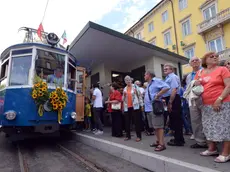 Il tram in partenza da piazza Oberdan nella corsa inaugurale dell'11 luglio