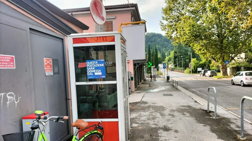 Una delle cabine telefoniche, oggi smantellate, a Gorizia Foto Marega