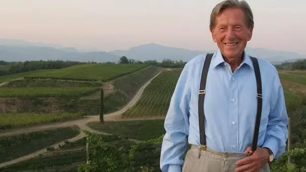 Livio Felluga sorridente tra le sue vigne