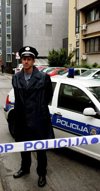 CROAZIA: BOMBA A AMBASCIATA GB; MESIC, E' ATTO TERRORISTICO Croatian police guard the sealed-off site of a bomb blast outside the British embassy in Zagreb, Croatia, on Monday 19 September 2005. An explosive device detonated on Monday in the mail room at the British embassy in Zagreb, injuring one person slightly, the embassy said. According to an embassy spokesperson, the device, which Britain's Sky News channel described as a letter bomb, exploded at 7.30am (5.30am GMT). ANSA/ANTONIO BAT /TO