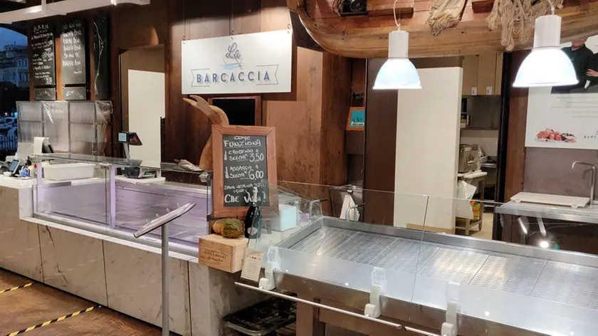 La Barcaccia, la pescheria all’interno di Eataly sulle Rive a Trieste, già chiusa momentaneamente. (Foto Lasorte)