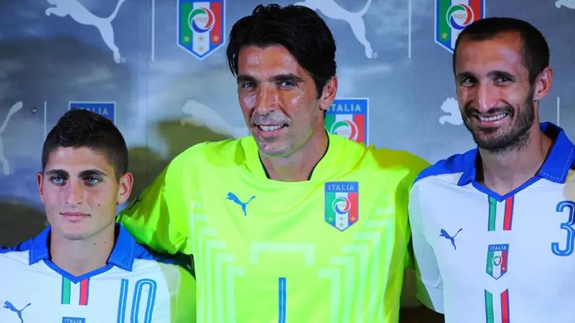 Italy's players, midfielder Marco Verratti (L), goalkeeper Gianluigi Buffon (C) and defender Giorgio Chiellini, pose for a photo during the presentation of the new Italian team jerseys, Coverciano, Italy, 02 September 2015. ANSA/MAURIZIO DEGL'INNOCENTI