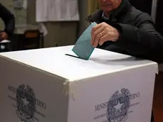 Operazioni di voto in un seggio di Bologna per le elezioni regionali in Emilia-Romagna, Bologna, 23 novembre 2014 .ANSA/GIORGIO BENVENUTI