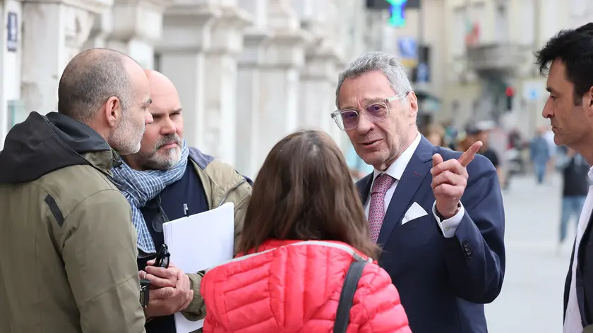 L’imprenditore Holler ieri davanti al Municipio con alcuni consiglieri (Lasorte)