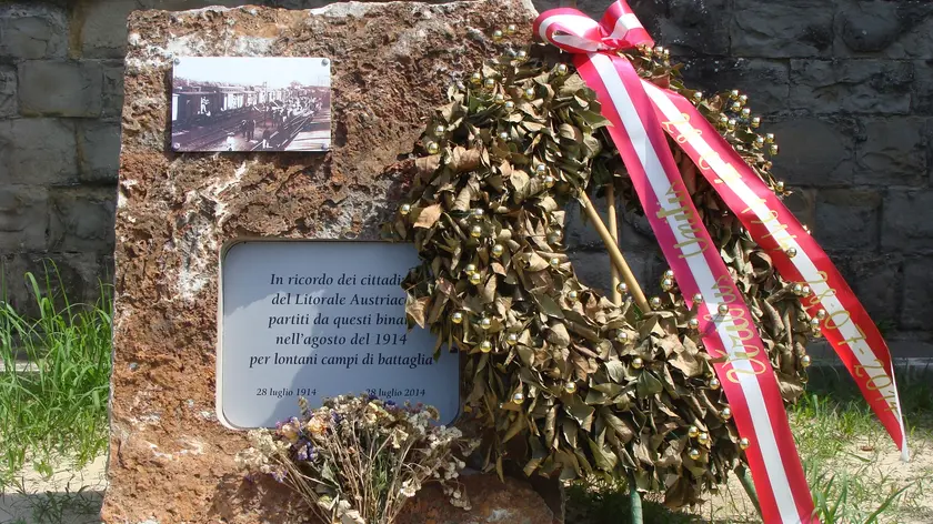 La stele in ricordo dei soldati partiti nel 1914 alla stazione di Trieste