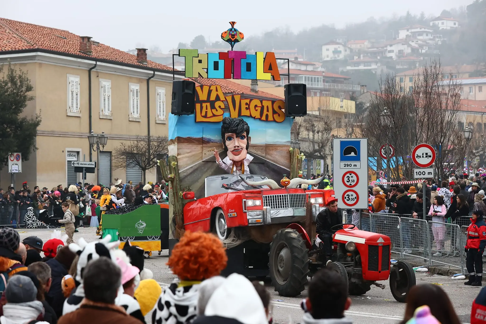 Dopo tre anni (l’ultima edizione si svolse nel 2020 alla vigilia del lockdown) è tornata l’allegoria tutta muggesana che ha visto nella sfilata delle 8 Compagnie il fulcro dei festeggiamenti del Carnevale di Muggia. A trionfare quest'anno è stata la Brivido con The Mask. Ecco le foto scattate da Andrea Lasorte