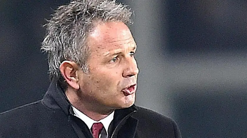 AC Milan's coach Sinisa Mihajlovic gestures during the Italy Cup first leg semifinal soccer match US Alessandria vs AC Milan at Olimpico stadium in Turin, Italy, 26 January 2016. ANSA/ALESSANDRO DI MARCO