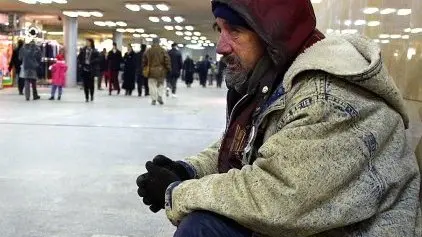 (FILES) This picture taken on January 03, 2002 shows Hungarian homeless Istvan Bujtor beg for money in the streets of Budapest, Hungary. Hungary's parliament passed a law late Monday, September 30, 2013 allowing local municipalities to prohibit rough sleeping, a move rights campaigners say criminalises homelessness. AFP PHOTO / FERENC ISZA