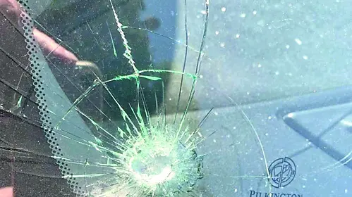 I danni sul parabrezza, riportati dall’auto della vittima dell’episodio