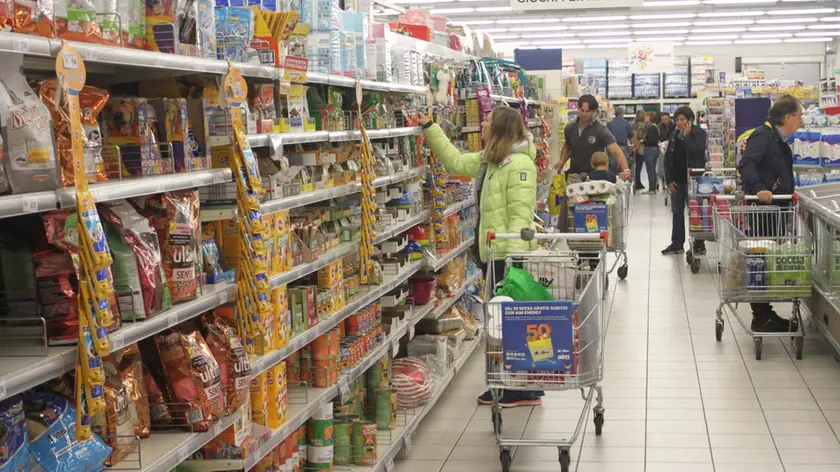 Una corsia di un supermercato a Trieste