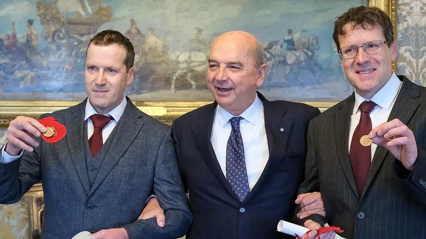 Il sindaco Roberto Dipiazza con i gemelli Moratto. Massimo Silvano