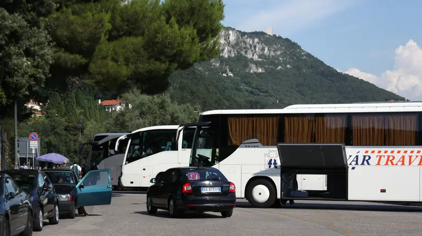 Un autobus turistico a Miramare