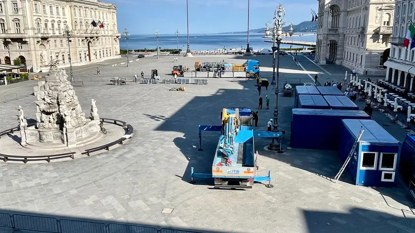 L'allestimento in corso giovedì mattina in piazza Unità. Foto Silvano