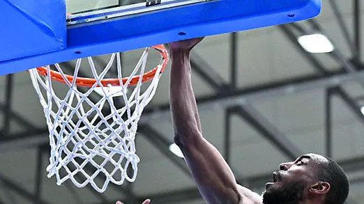 Markel Brown a canestro Foto Francesco Bruni