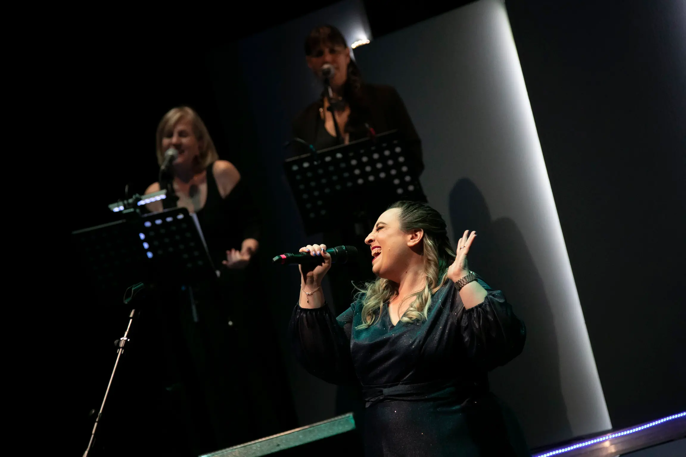 Trionfo di partecipazione e di pubblico al 18° CantaFestival de la Bisiacaria, il cosiddetto “Sanremo bisiaco” edizione 2022, in programma al Teatro Comunale di Monfalcone. A vincere con 412 voti, tra una pioggia di coriandoli e di applausi la canzone “Al pianista e la balarina”, un brano cantato da Manuel Dominko di Gorizia e Martina Zerjal di Trieste (testo di Marco Giovanetti, musica di Manuel Dominko). La coppia ha ricevuto il premio dal sindaco Anna Maria Cisint e dal presidente della Pro loco Giorgio Iuretta. Le foto sono di Katia Bonaventura