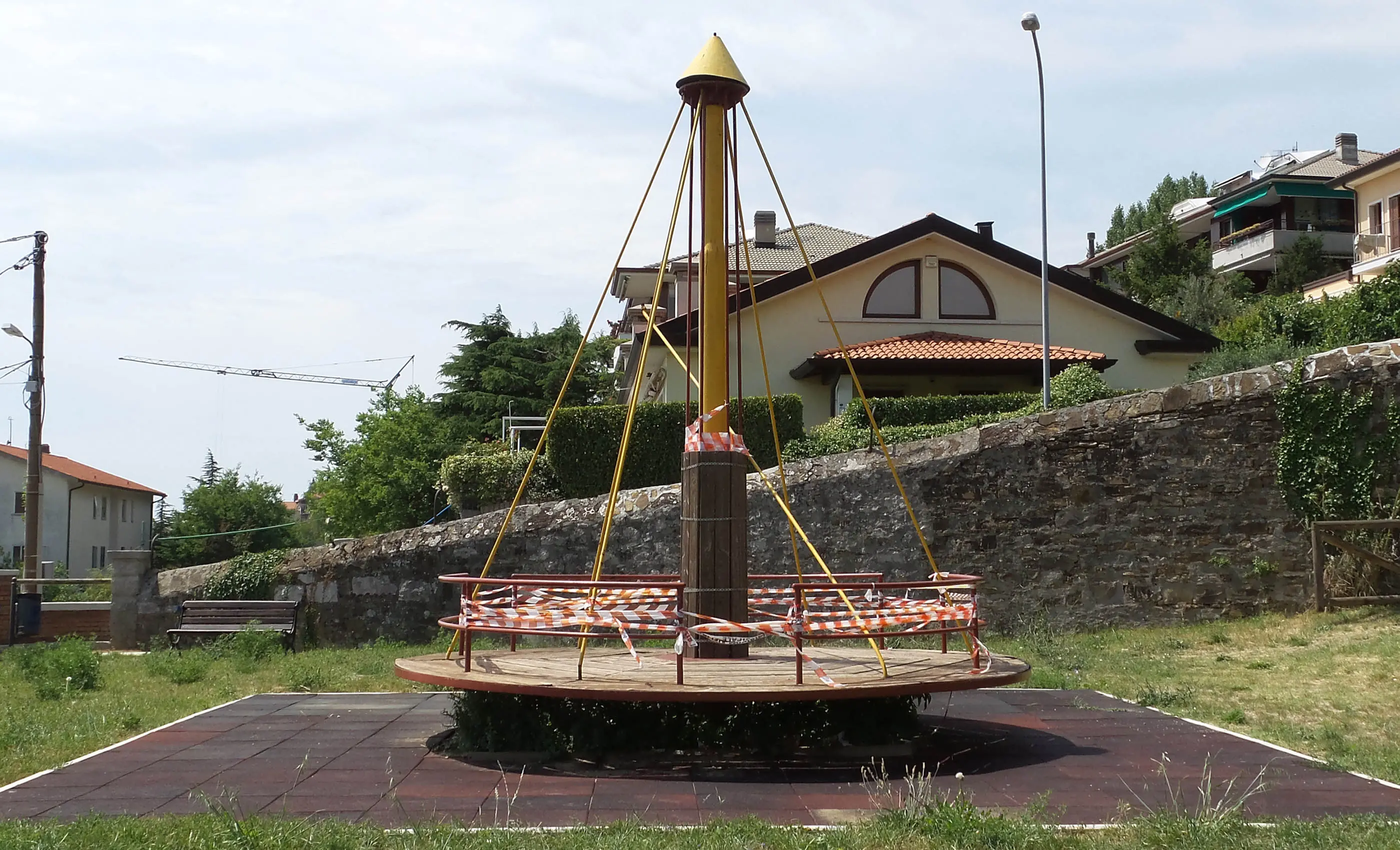 Giostra fuori uso in Villa Revoltella