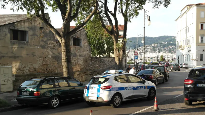 I rilievi della Polizia municipale dopo l'incidente (foto Lasorte)