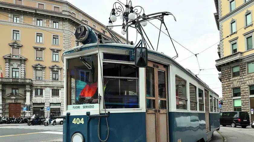 Il Tram di Opicina in piazza Dalmazia durante una delle ultime prove di funzionamento Foto Andrea Lasorte