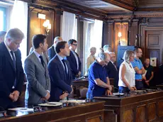 Il minuto di silenzio in Conaiglio comunale a ricordo delle vittime del terremoto (foto Bruni)