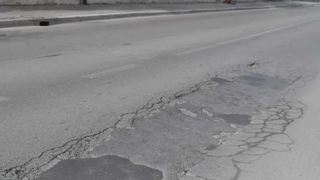 Bumbaca Gorizia 09.03.2010 Casa Rossa Via Giustiniani asfalto rovinato - Foto di Pierluigi Bumbaca