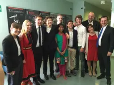 Il premier Matteo Renzi incontra a Udine alcuni ragazzi del Collegio del Mondo Unito di Duino (Tweet di Debora Serracchiani)