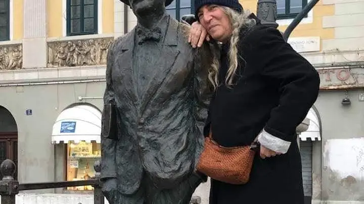 Patti Smith con la statua di Joyce