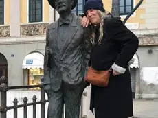 Patti Smith con la statua di Joyce