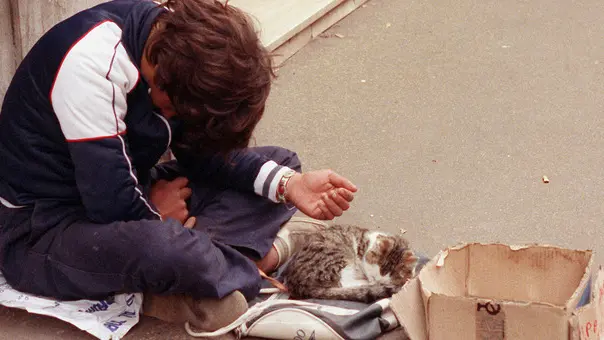 20050301 -GINEVRA - CRO - UNICEF: ALL'ITALIA PRIMATO POVERTA' BAMBINI TRA PAESI EUROPA - Nell foto d'archivio un ragazzino chiede l'elemosina in compagnia di un gattino in una strada del centro di Roma. L' Unicef, nel suo ultimo rapporto reso noto oggi a Ginevra, denuncia come nei Paesi piu' ricchi del mondo la poverta' infantile nell'ultimo decennio ha raggiunto la cifra recod di circa 50 milioni. All'Italia - aggiunge l'Unicef - spetta il triste primato del ''piu' alto tasso di poverta' infantile in Europa'', al 16,6%. MANIACI/ANSA/DEB