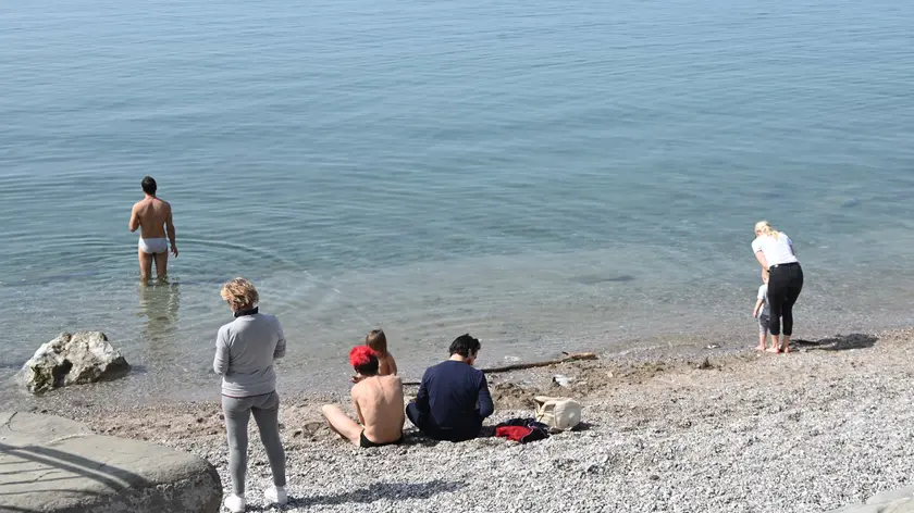Foto BRUNI Trieste 02.04..2021 Zona rossa: barcola-ciclisti-gente che prende il sole