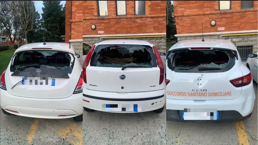 Tre delle quattro auto danneggiate
