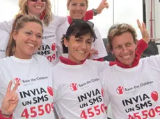 20111008 - SPO - TRIESTE - BARCOLANA: LE STELLE OLIMPICHE CON SAVE THE CHILDREN - L'equipaggio delle Stelle Olimpiche: in alto da sinistra Alessia Pieretti, Monique Van Der Vost, Giulia Pignolo; in basso da sinistra Karen Putzer, Noemi Batki, Elisabetta Marin, Gabriella Paruzzi e Larissa Nevierov indossa la maglietta di Save The Children con la quale invita a sostenere la campagna Every One contro la mortalit? infantile con un SMS al n. 45509. ANDREA LASORTE/ANSA