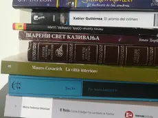 Una pila di libri rinvenuti sui bus della Trieste Trasporti nel corso dell’anno appena finito