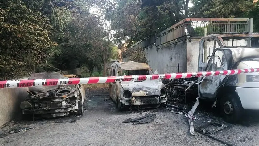 Le tre automobili incendiate pochi giorni fa vicino all’istituto Galvani