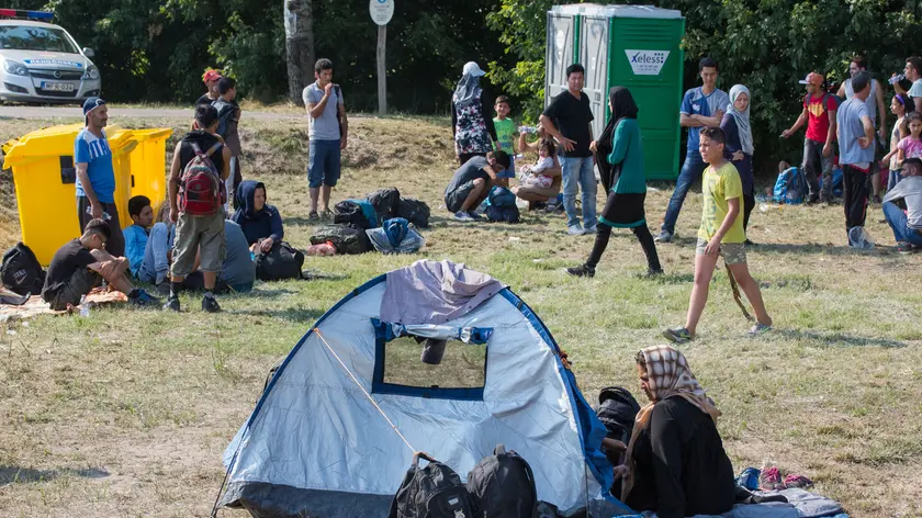 Profughi accampati ai confini con l'Ungheria