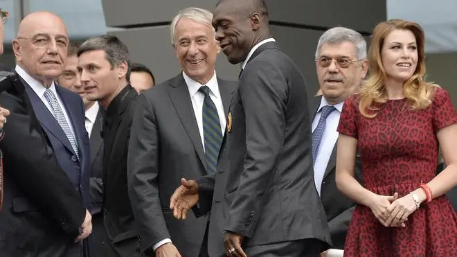 L'allenatore del MIlan Clarence Seedorf (c) al suo arrivo all'inaugurazione di Casa Milan, con l'AD commerciale Barbara Berlusconi (d), il vicepresidente vicario e amministratore delegato con delega all'area sportiva Adriano Galliani (s) ed il sindaco di Milano Giuliano Pisapia ,19 maggio 2014. ANSA/DANIEL DAL ZENNARO