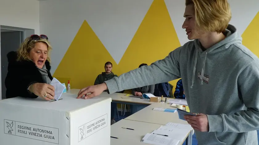 Un giovane al voto (foto Bumbaca)