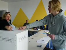 Un giovane al voto (foto Bumbaca)